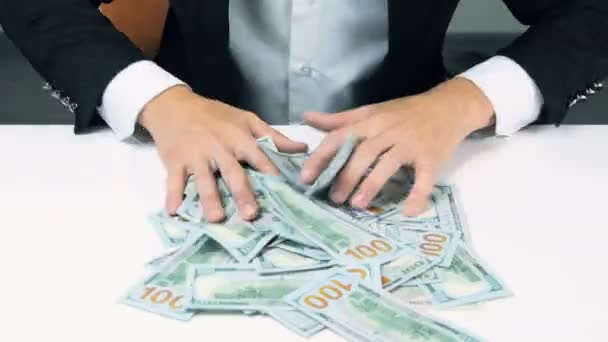 Handen samen met het verzamelen van geld. — Stockvideo