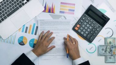 İki eli para transfer. Onun office işyerinde işadamı para tanınmaz adama veriyor..