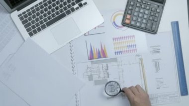 Ofis büro dizüstü ve finansal raporlar üzerine çalışan bir iş adamı. Üstten Görünüm.