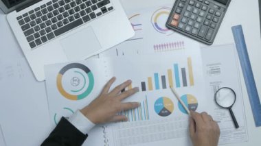 Ofis büro dizüstü ve finansal raporlar üzerine çalışan bir iş adamı. Üstten Görünüm.