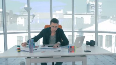 Bir emlak cep telefonu uygulaması geliştirme onun işyerinde genç tasarımcı.