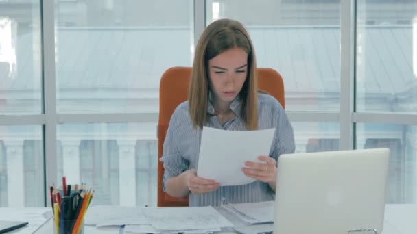 Giovane donna d'affari che lavora su laptop in ufficio moderno. — Video Stock