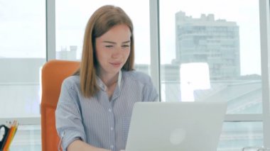 Mutlu genç güzel kadın Laptop istimal gülümseyen.