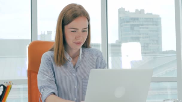 Glücklich lächelnde junge schöne Frau mit Laptop. — Stockvideo