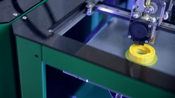 Impressão com filamento de fio de plástico na impressora 3D . — Vídeo de Stock