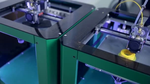 Трехмерный принтер делает промышленное использование гайки. Современные технологии 3D-пластической печати . — стоковое видео