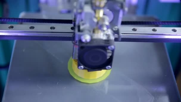 Impressora tridimensional fazendo porca uso industrial. 3D tecnologia moderna de impressão de plástico . — Vídeo de Stock