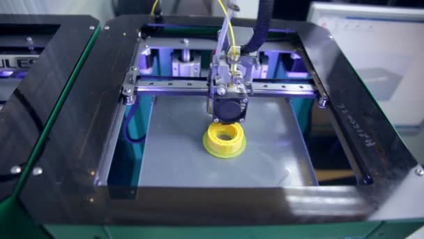 Industriële onderdeel van de 3D-afdrukken - moer voor moderne auto. — Stockvideo