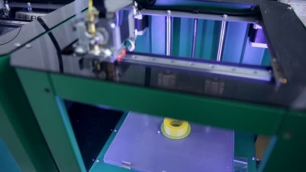 Impression avec filament de fil en plastique sur imprimante 3D . — Video