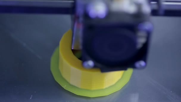 Impresora tridimensional haciendo tuerca de uso industrial. Impresión plástica 3D tecnología moderna . — Vídeo de stock