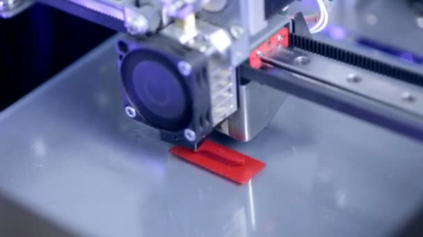 3D een model gitaar op 3D-printer afdrukken. Timelapse. — Stockvideo