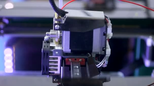 Close up. 3D printer making part of human prosthesis. — Stock Video