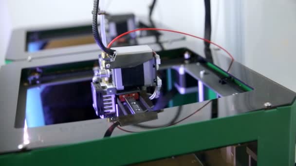 Two 3D printers creating objects. — Stock Video