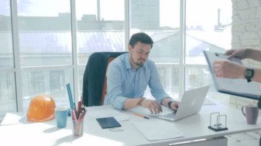 Ofiste iş adamları. Belgeleri imzalama patron getiren Businesman.