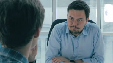 İş görüşmesi. Yöneticisi, patron ofiste bir başvuru ile konuşuyor. Omuz görünümü üzerinde.