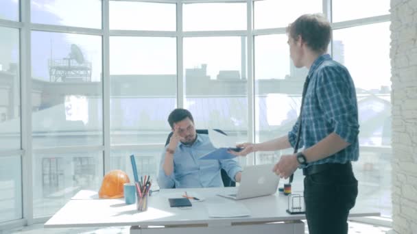 Ongelukkig baas berisping geven kantoormedewerker. — Stockvideo
