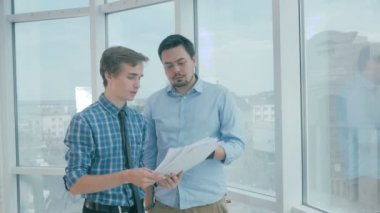 Güçlü iradeli ofis çalışanı deli yönetmen atar gazetede patron mutlu için yorgun çıkın.