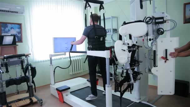 Mann im Virtual-Reality-Spielsimulator. hochtechnologisches kybernetisches System. — Stockvideo