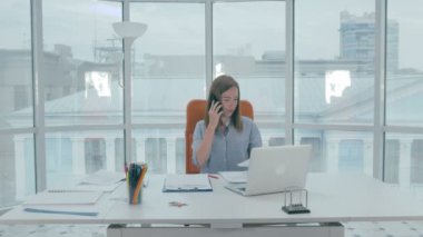 Meşgul multitasking çekici işkadını modern ofisinde çalışıyor. Timelapse.