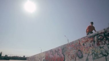 Kaykaycı yapıyor ben na şehir hileler. Ağır çekim, 100 fps.