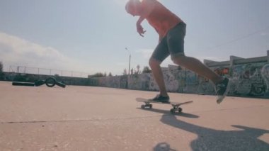 Slowmotion gün batımı sırasında yapan kaykaycılar.