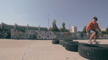 Slowmotion gün batımı sırasında yapan kaykaycılar.