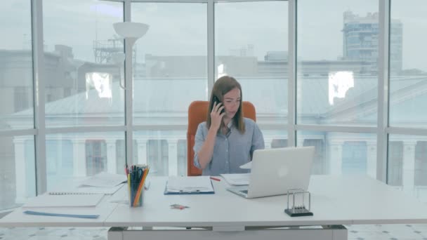 Meşgul multitasking çekici işkadını modern ofisinde çalışıyor. Timelapse. — Stok video
