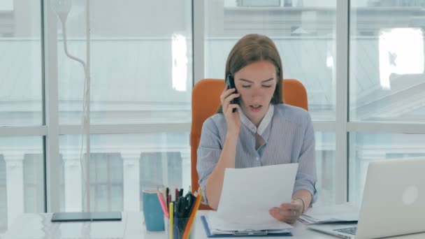 Ung affärskvinna arbetar med dator på kontoret. — Stockvideo