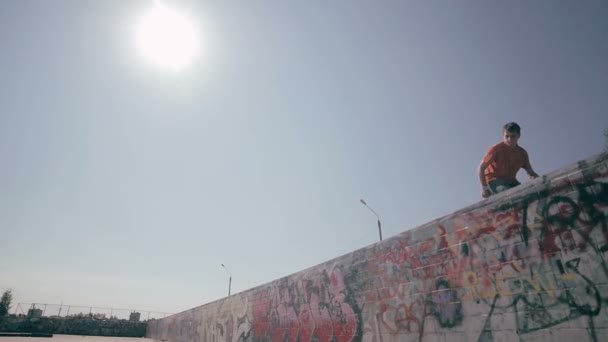 Skateboarder fazendo truques na cidade. Movimento lento, 100 fps . — Vídeo de Stock