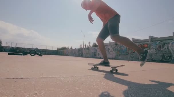 Skateboarders haciendo trucos durante el atardecer en cámara lenta . — Vídeo de stock