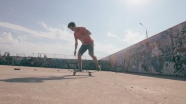 Slowmotion gün batımı sırasında yapan kaykaycılar.