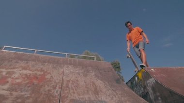 Slowmotion gün batımı sırasında yapan kaykaycılar.