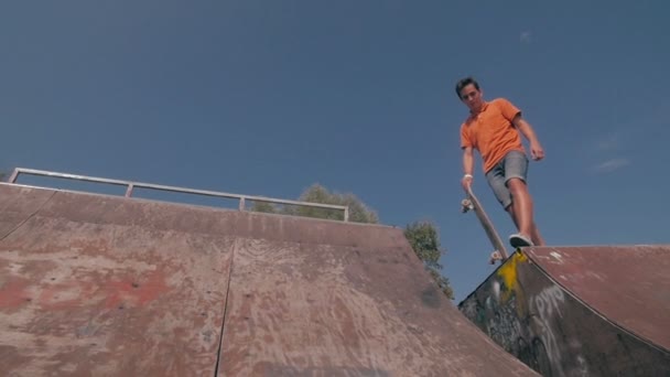 Skateboarders haciendo trucos durante el atardecer en cámara lenta . — Vídeo de stock