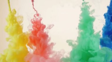 Kırmızı, sarı, yeşil ve mavi su mürekkep. Parlak, canlı, renkli arka plan. Ağır çekim.