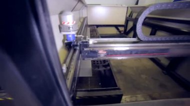 Modern otomatik lazer metal kesici. Çağdaş ağır endüstriyel ekipman yüksek hassasiyetli çelik parçalar yapmak.