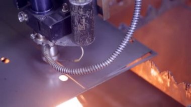 Modern otomatik lazer metal kesici. Çağdaş ağır endüstriyel ekipman yüksek hassasiyetli çelik parçalar yapmak.
