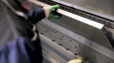 Bir fabrikada modern bir bükme endüstriyel makine üzerinde sac işçisi eller viraj.