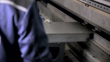 Bir fabrikada modern bir bükme endüstriyel makine üzerinde sac işçisi eller viraj.
