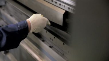 Bir fabrikada modern bir bükme endüstriyel makine üzerinde sac işçisi eller viraj.