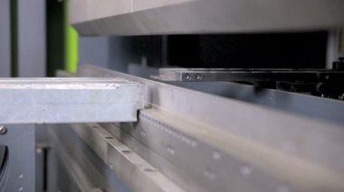 Bir fabrikada modern bir bükme endüstriyel makine üzerinde sac işçisi eller viraj.