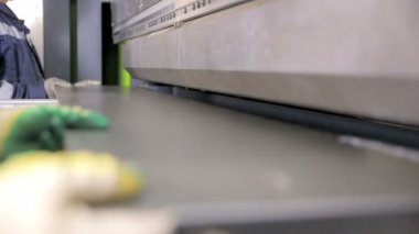 Bir fabrikada modern bir bükme endüstriyel makine üzerinde sac işçisi eller viraj.