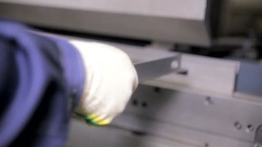 Bir fabrikada modern bir bükme endüstriyel makine üzerinde sac işçisi eller viraj.
