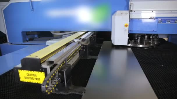 Ponsen machine. Robotic geautomatiseerde cnc machine werken. — Stockvideo