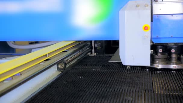 Wykrawania maszyny. Pracy maszyny cnc zautomatyzowanych robotów. — Wideo stockowe