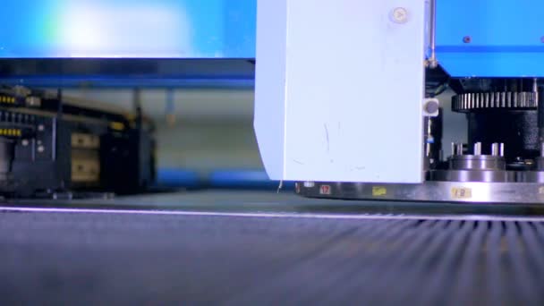 Poinçonneuse. Robotique automatique cnc machine de travail . — Video