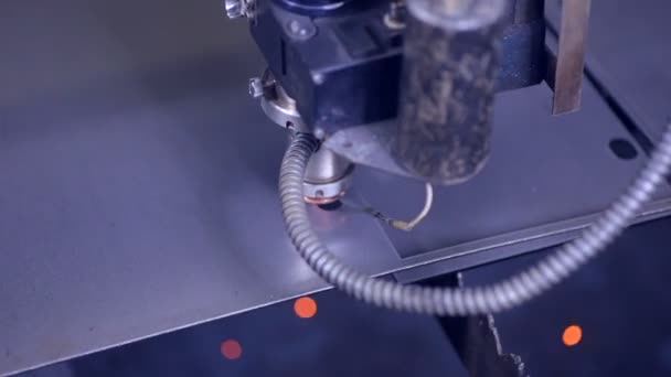 Moderne geautomatiseerde laser metall schaar. Hedendaagse zware industriële apparatuur maken van hoge precisie staal onderdelen. — Stockvideo