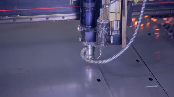 Close up plasma cutter. Plasma robotic industrial equipment works with metall sheet. — Stock Video