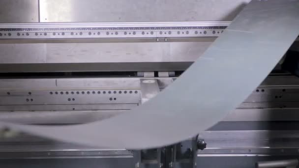 As mãos do trabalhador dobram a folha de metal em uma máquina industrial de dobra moderna em uma fábrica . — Vídeo de Stock