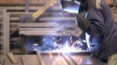 Kaynakçı metal fabrika içinde işte. Metal parçalar Kaynak Kaynakçı.