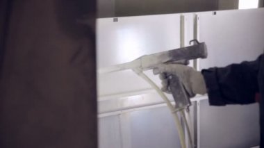 Endüstriyel boya metal elementlerin. Metal parçalar otomotiv konveyör üzerine boya işçisi.